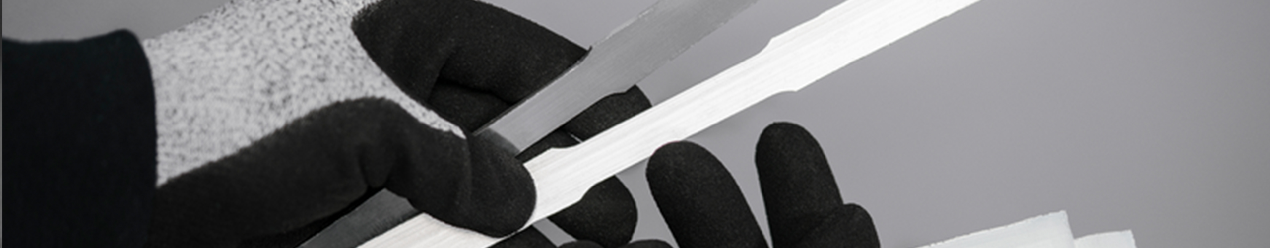 Hände halten Aluminiumteile