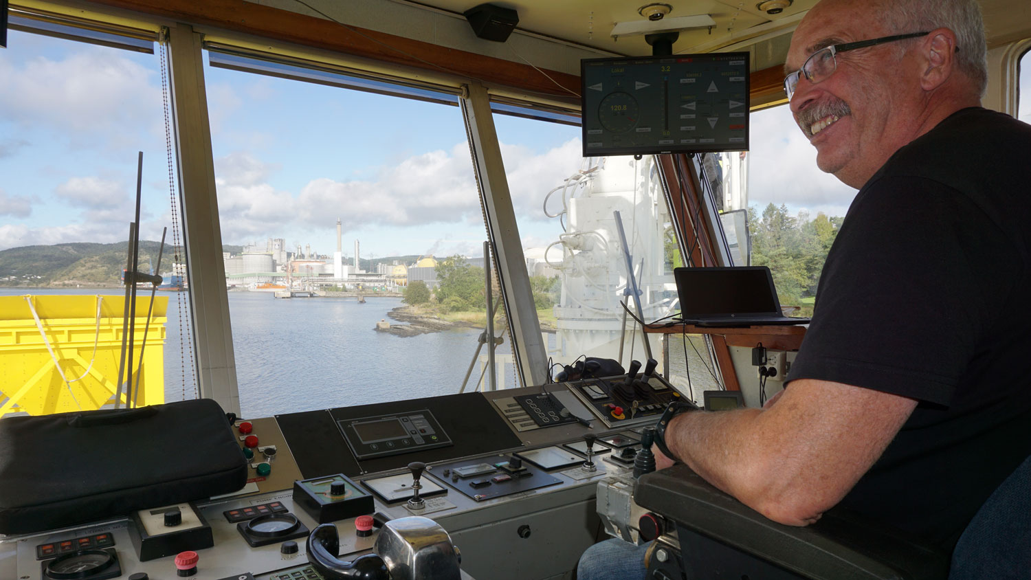 Hans Dreyer i kontrollrom på lekter