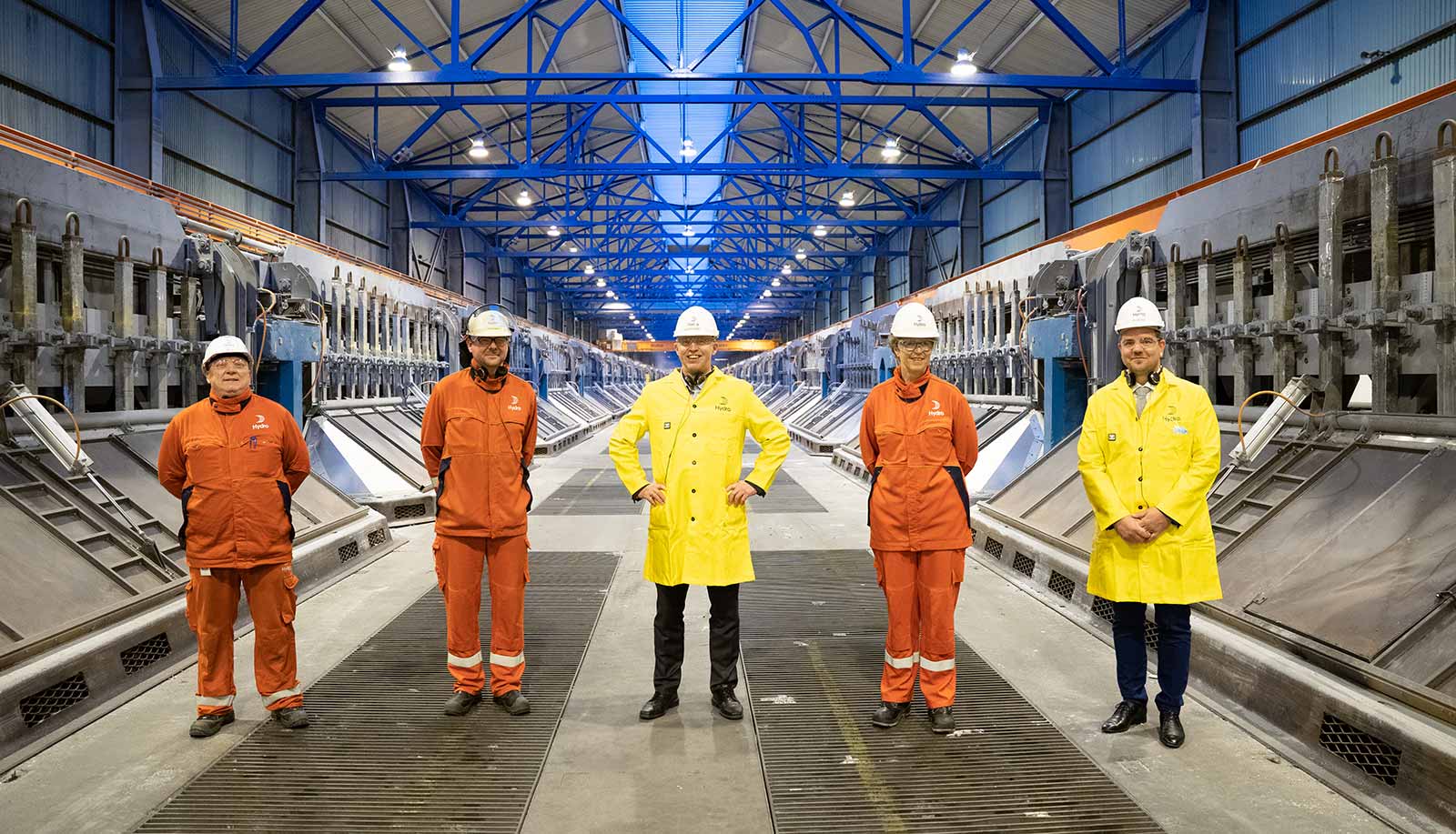 Ørjan Normann (hovedtillitsvalgt Hydro Husnes), Johan Berg (fabrikksjef), Frode Alfheim (forbundsleder Industri Energi), Hilde Merete Aasheim (konsernsjef Hydro) og Hans Inge Myrvold (ordfører Kvinnherad Kommune). (Foto: Nils Vibe-Rheymer)