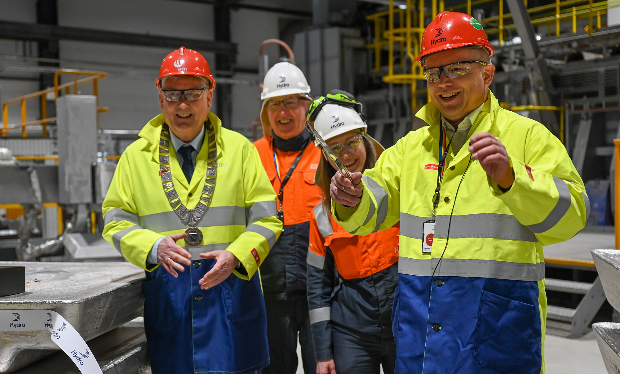 Mayor of Høyanger Petter Sortland, Executive Vice President of Hydro Energy Arvid Moss, Plant Manager Ann Synnøve Øygård and Minister of Finance Trygve Slagsvold Vedum opening the new recycling facility in Høyanger. 