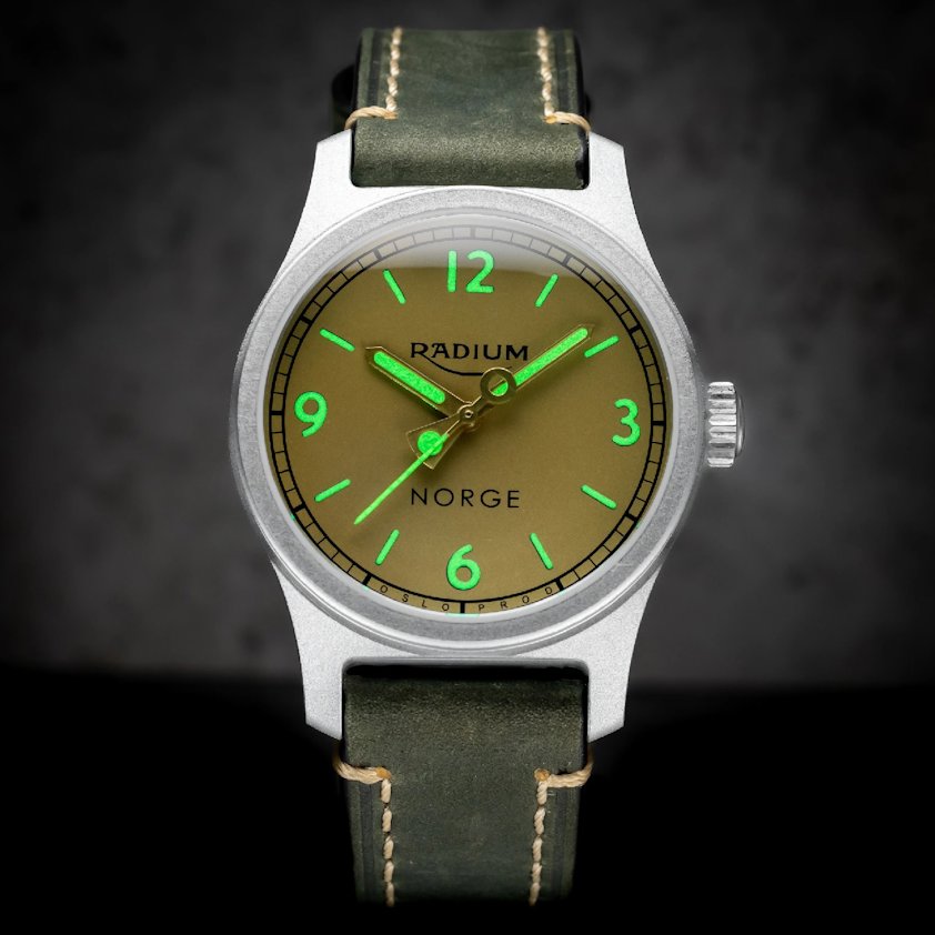 SuperLuminova på visere og markører til Radium Nautisk.