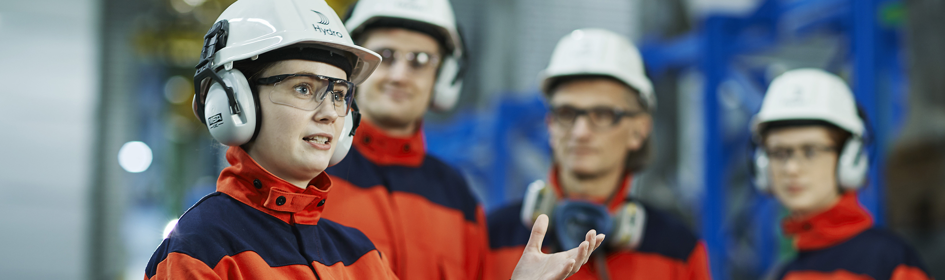 Kleine Gruppe von Hydro-Arbeitern in Schutzausrüstung