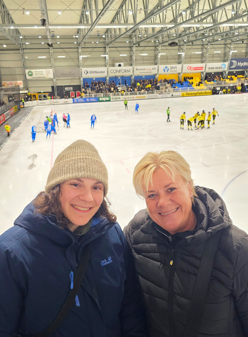 Isabel Witting mit Kollegin beim Eishockey-Spiel