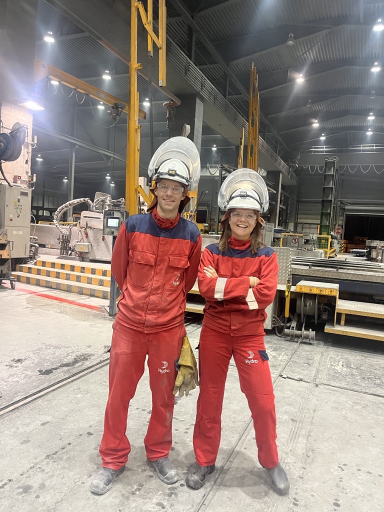 Jacob Emil Tønnesen og Marte Stamland i støperiet i Årdal, der de har tilbrakt en måned